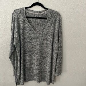 Banana Republic Gray Oversized Long Sleeve v-neck soft top!
XL